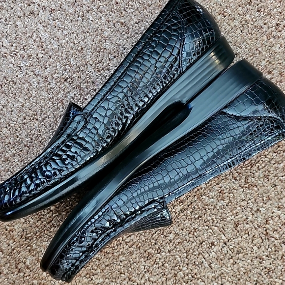 Flat Shoes - Picture 4 of 16